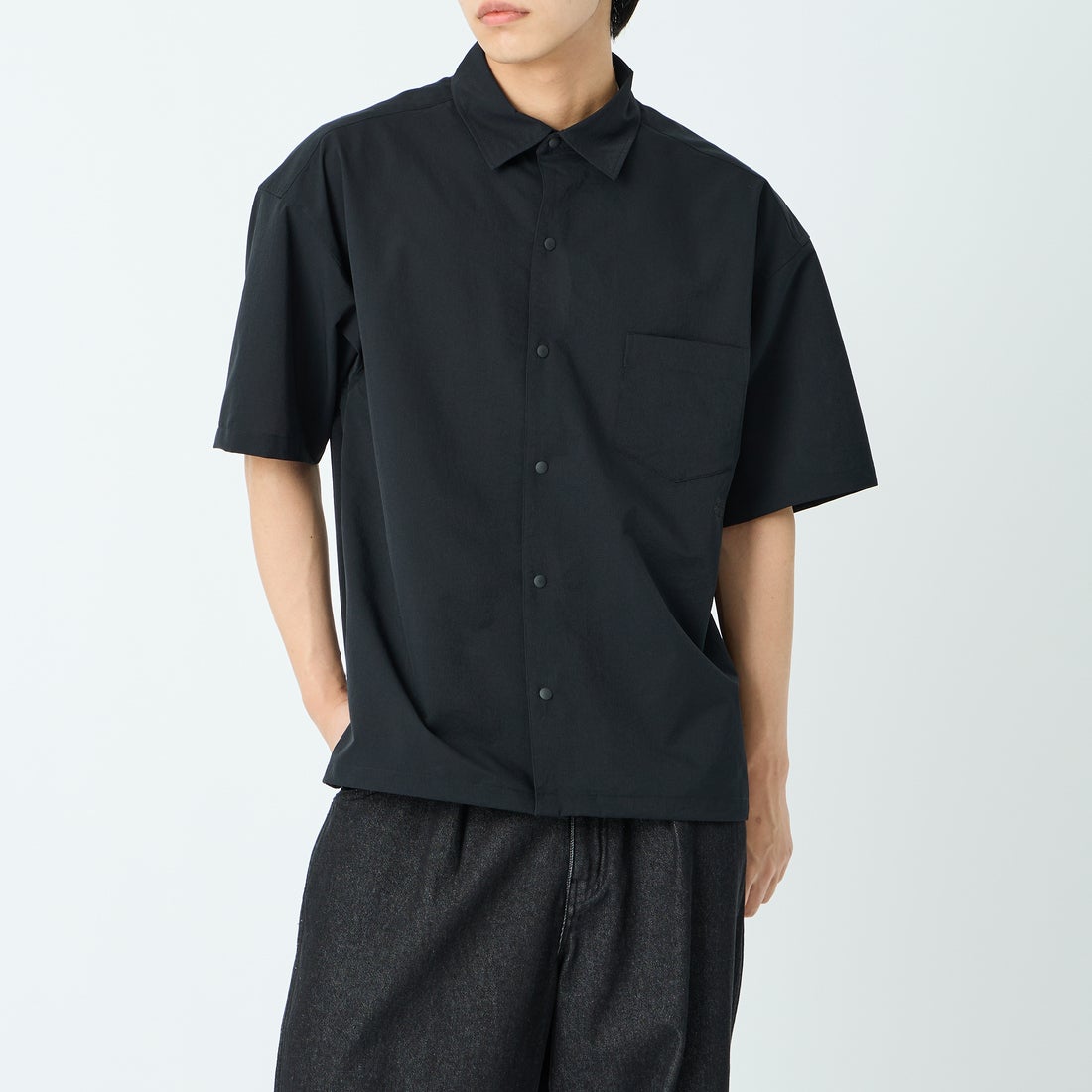 Marmot [マーモット] 別注 Dot Air ワンポイント刺繍ロゴ ショートスリーブシャツ [MTSS26MSH332IN-JF] BLACK &&モデル身長：179cm 着用サイズ：L&&