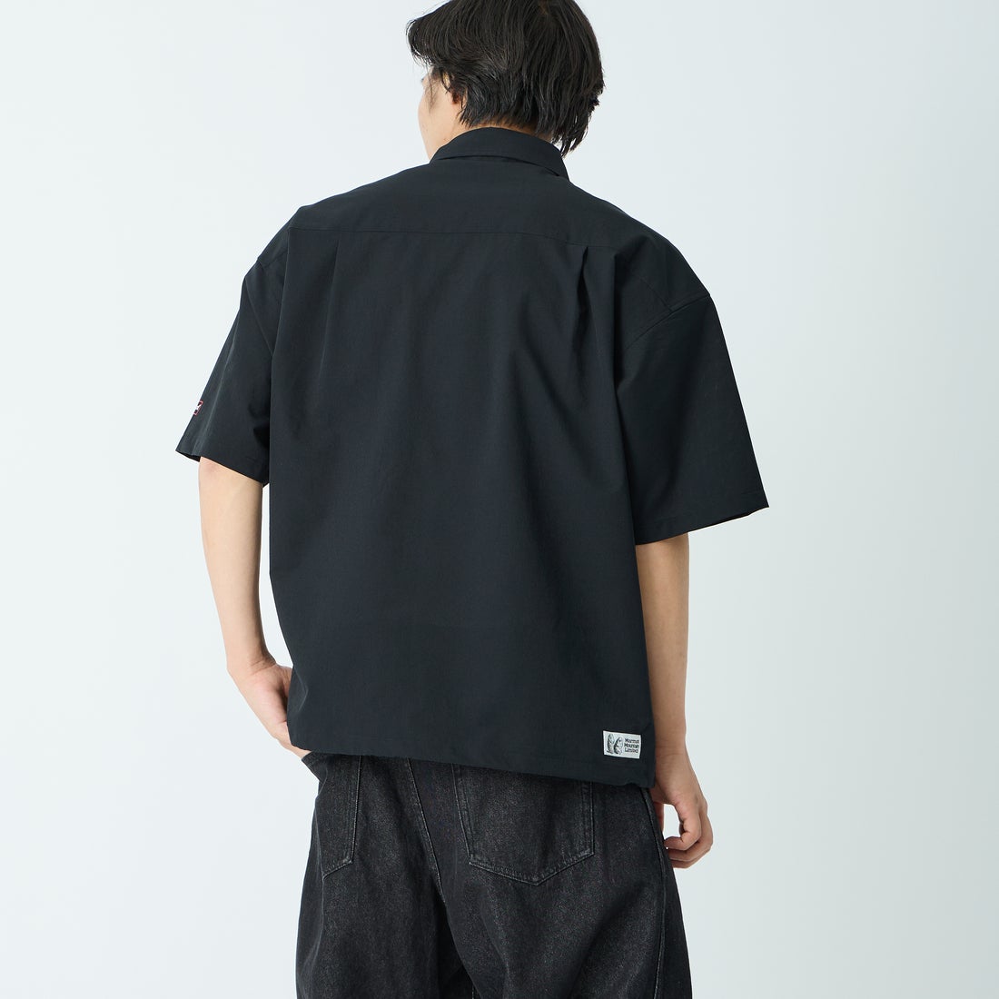 Marmot [マーモット] 別注 Dot Air ワンポイント刺繍ロゴ ショートスリーブシャツ [MTSS26MSH332IN-JF] BLACK &&モデル身長：179cm 着用サイズ：L&&