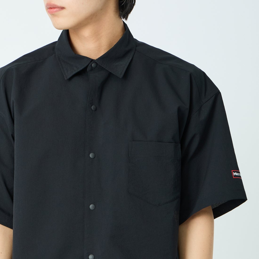 Marmot [マーモット] 別注 Dot Air ワンポイント刺繍ロゴ ショートスリーブシャツ [MTSS26MSH332IN-JF] BLACK &&モデル身長：179cm 着用サイズ：L&&