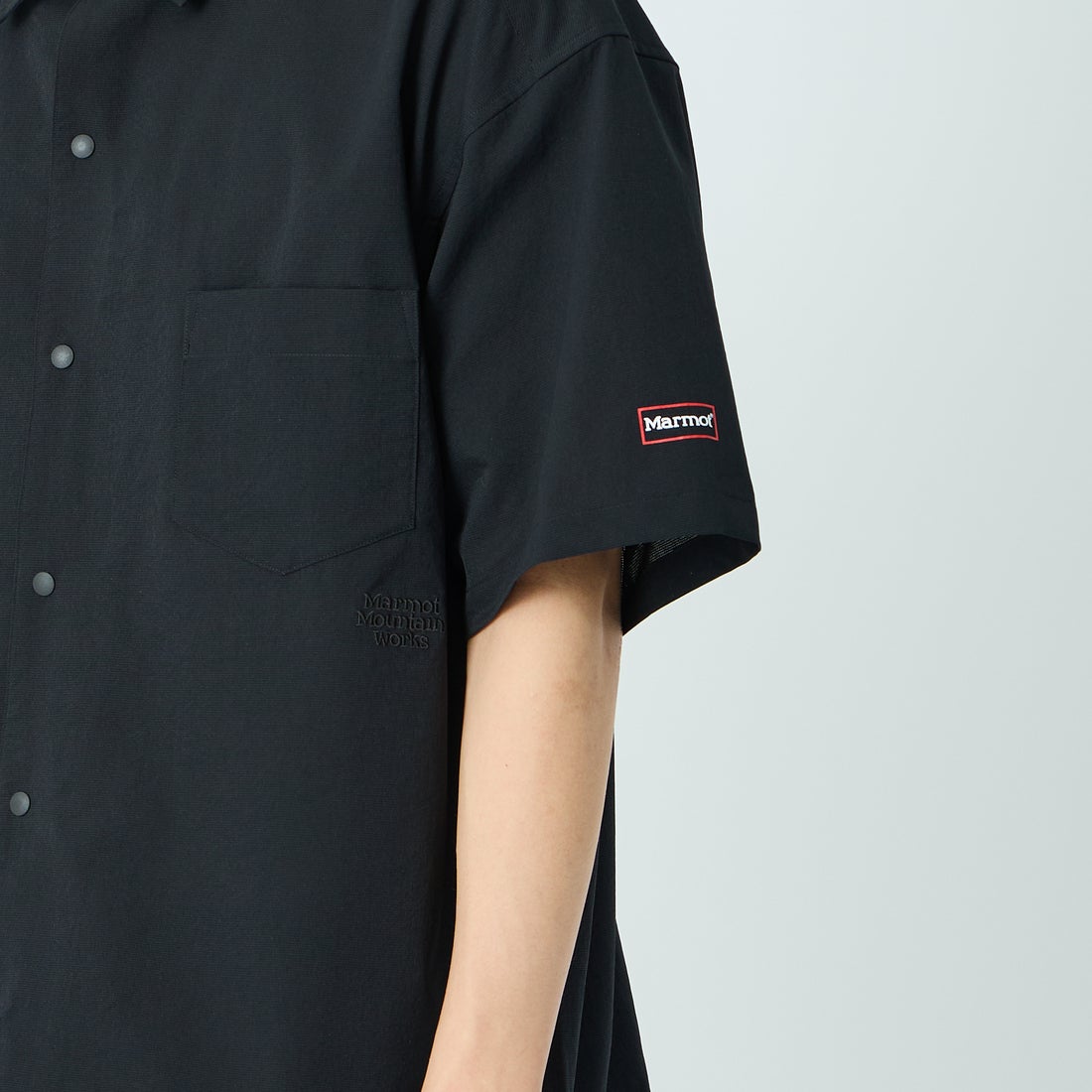 Marmot [マーモット] 別注 Dot Air ワンポイント刺繍ロゴ ショートスリーブシャツ [MTSS26MSH332IN-JF] BLACK &&モデル身長：179cm 着用サイズ：L&&