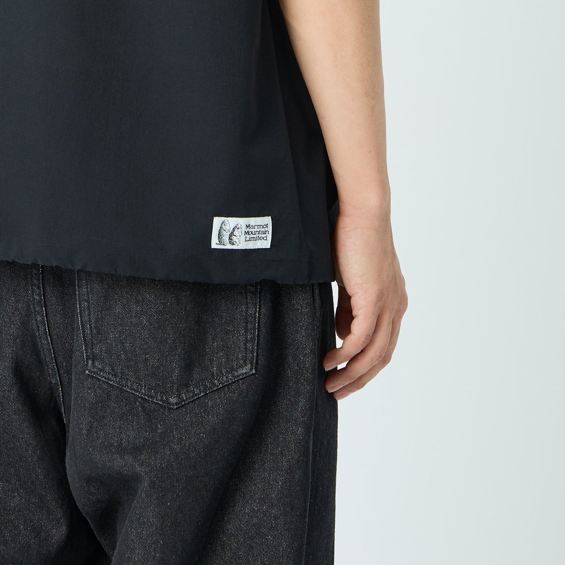 Marmot [マーモット] 別注 Dot Air ワンポイント刺繍ロゴ ショートスリーブシャツ [MTSS26MSH332IN-JF] BLACK &&モデル身長：179cm 着用サイズ：L&&