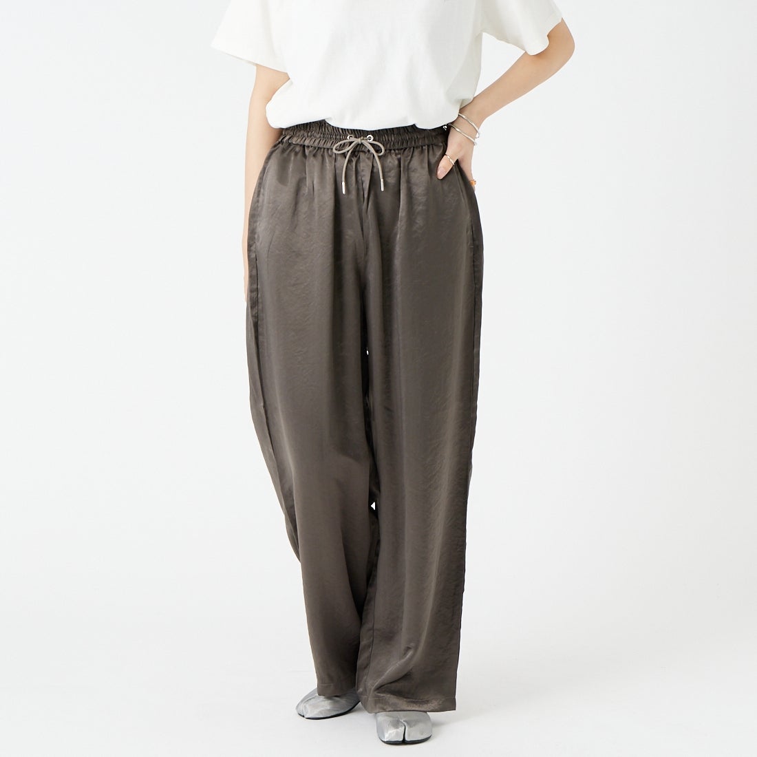 Jeans Factory Clothes [ジーンズファクトリークローズ] イージーワイドサテンパンツ [IN22-PT-6] 19 ﾁｬｺｰﾙ &&モデル身長：162cm 着用サイズ：38&&