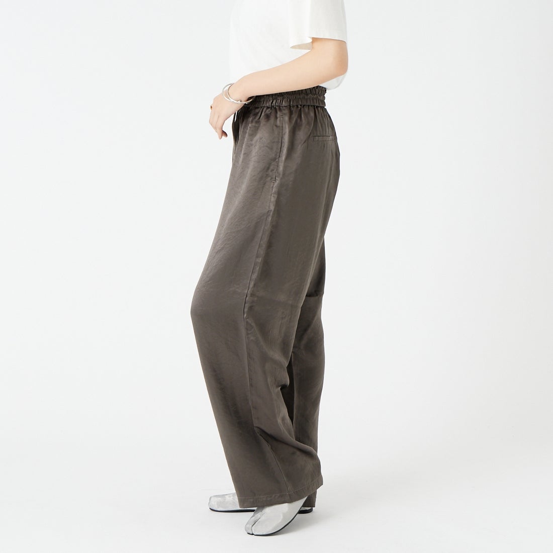 Jeans Factory Clothes [ジーンズファクトリークローズ] イージーワイドサテンパンツ [IN22-PT-6] 19 ﾁｬｺｰﾙ &&モデル身長：162cm 着用サイズ：38&&