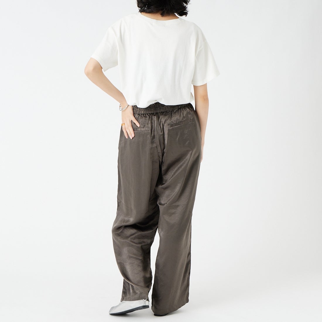Jeans Factory Clothes [ジーンズファクトリークローズ] イージーワイドサテンパンツ [IN22-PT-6] 19 ﾁｬｺｰﾙ &&モデル身長：162cm 着用サイズ：38&&