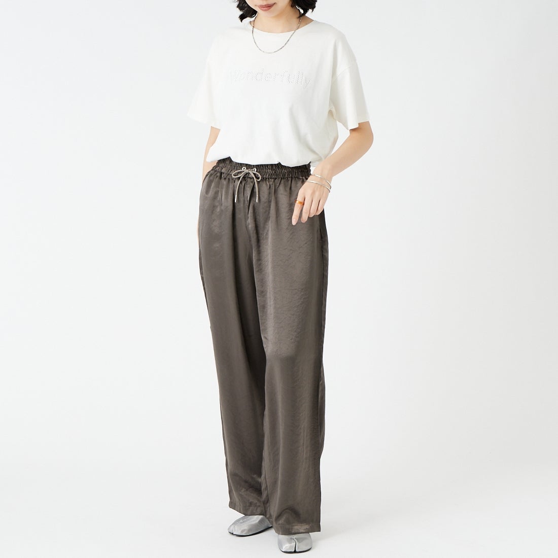 Jeans Factory Clothes [ジーンズファクトリークローズ] イージーワイドサテンパンツ [IN22-PT-6] 19 ﾁｬｺｰﾙ &&モデル身長：162cm 着用サイズ：38&&