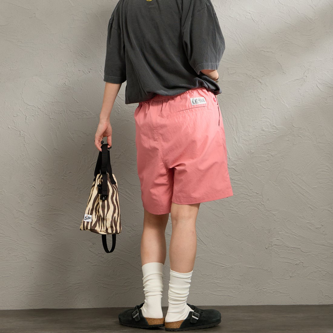 Marmot [マーモット] 別注 ワンポイントワッペンロゴ ユーティリティー ショートパンツ [MTSS26MHP341IN-JF] CORAL &&モデル身長：150cm 着用サイズ：S&&