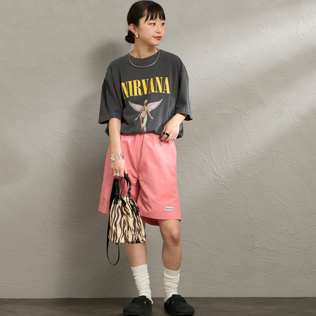 Marmot [マーモット] 別注 ワンポイントワッペンロゴ ユーティリティー ショートパンツ [MTSS26MHP341IN-JF] CORAL &&モデル身長：150cm 着用サイズ：S&&