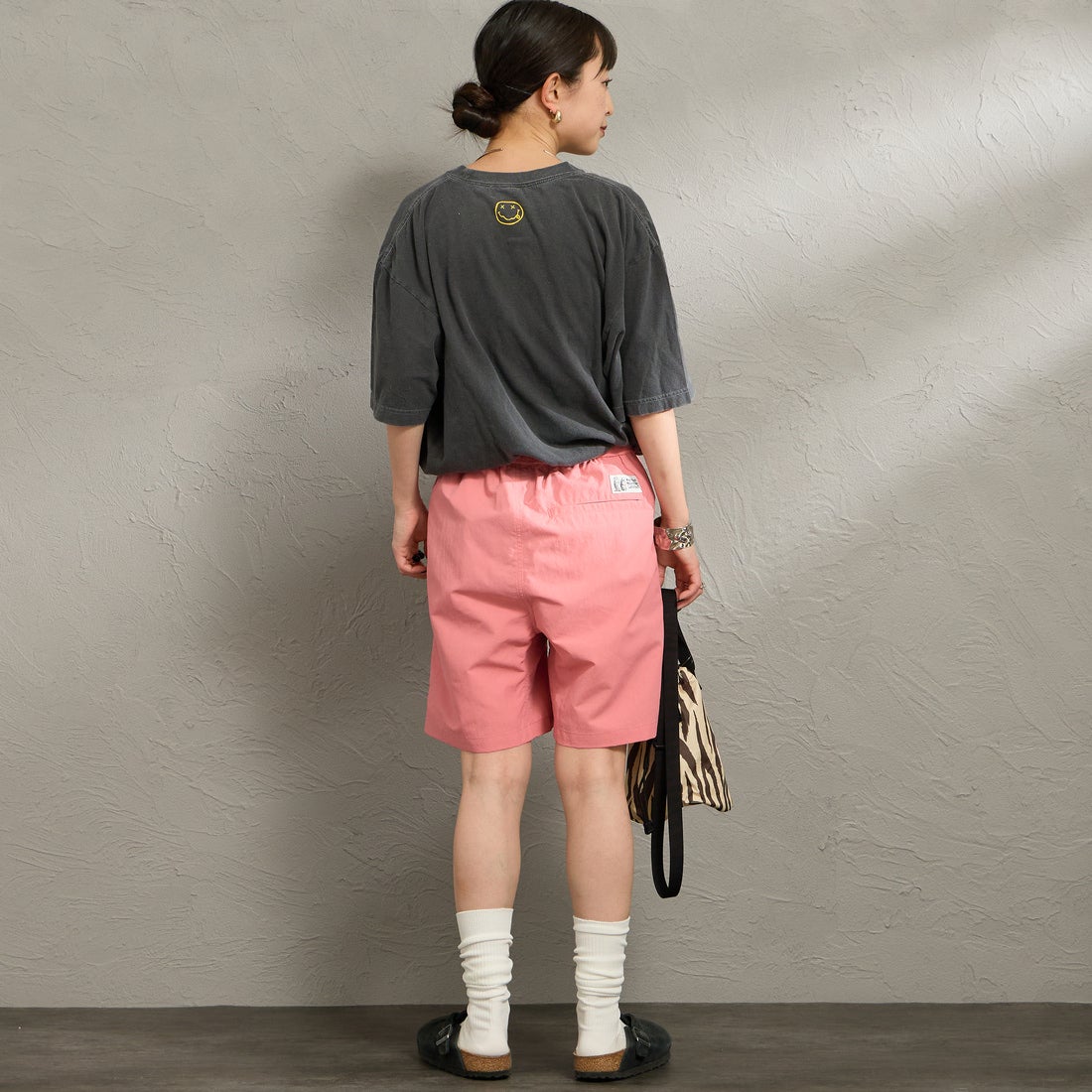 Marmot [マーモット] 別注 ワンポイントワッペンロゴ ユーティリティー ショートパンツ [MTSS26MHP341IN-JF] CORAL &&モデル身長：150cm 着用サイズ：S&&