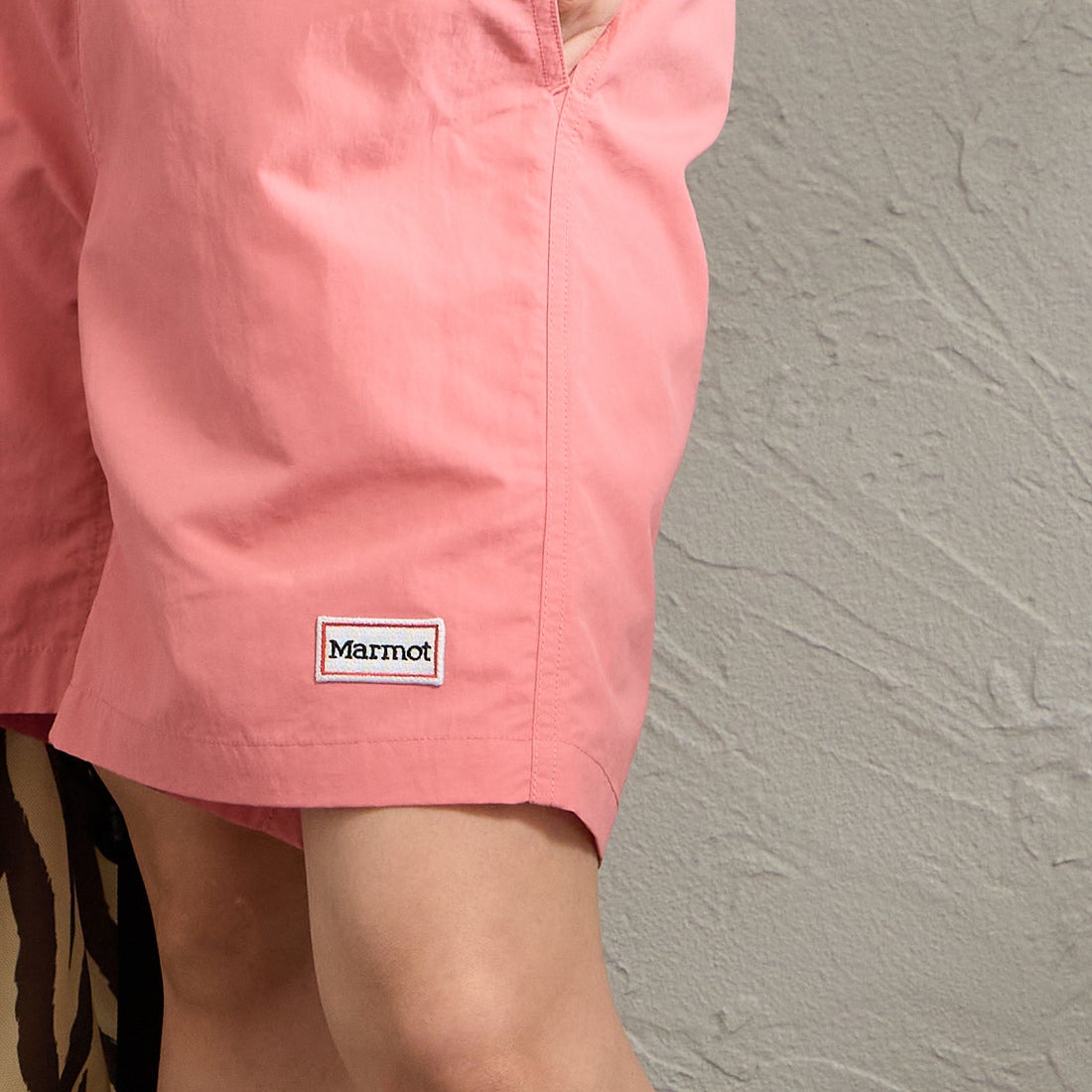 Marmot [マーモット] 別注 ワンポイントワッペンロゴ ユーティリティー ショートパンツ [MTSS26MHP341IN-JF] CORAL &&モデル身長：150cm 着用サイズ：S&&