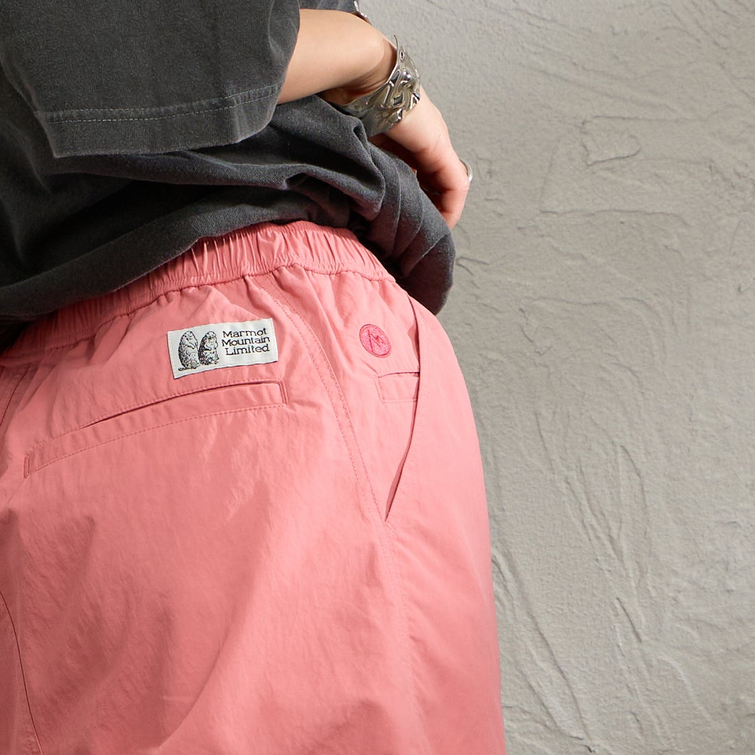 Marmot [マーモット] 別注 ワンポイントワッペンロゴ ユーティリティー ショートパンツ [MTSS26MHP341IN-JF] CORAL &&モデル身長：150cm 着用サイズ：S&&