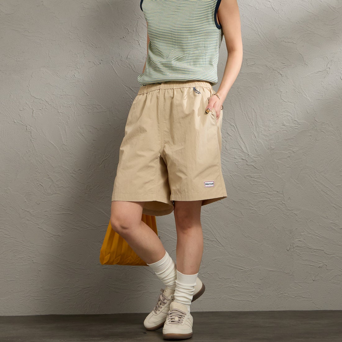Marmot [マーモット] 別注 ワンポイントワッペンロゴ ユーティリティー ショートパンツ [MTSS26MHP341IN-JF] L.BEIGE &&モデル身長：150cm 着用サイズ：S&&