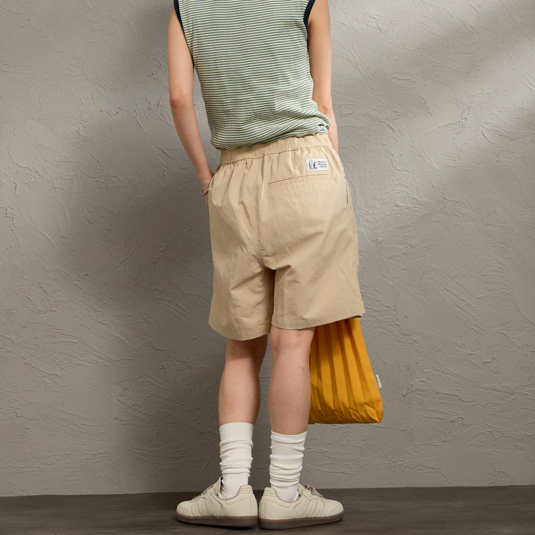 Marmot [マーモット] 別注 ワンポイントワッペンロゴ ユーティリティー ショートパンツ [MTSS26MHP341IN-JF] L.BEIGE &&モデル身長：150cm 着用サイズ：S&&