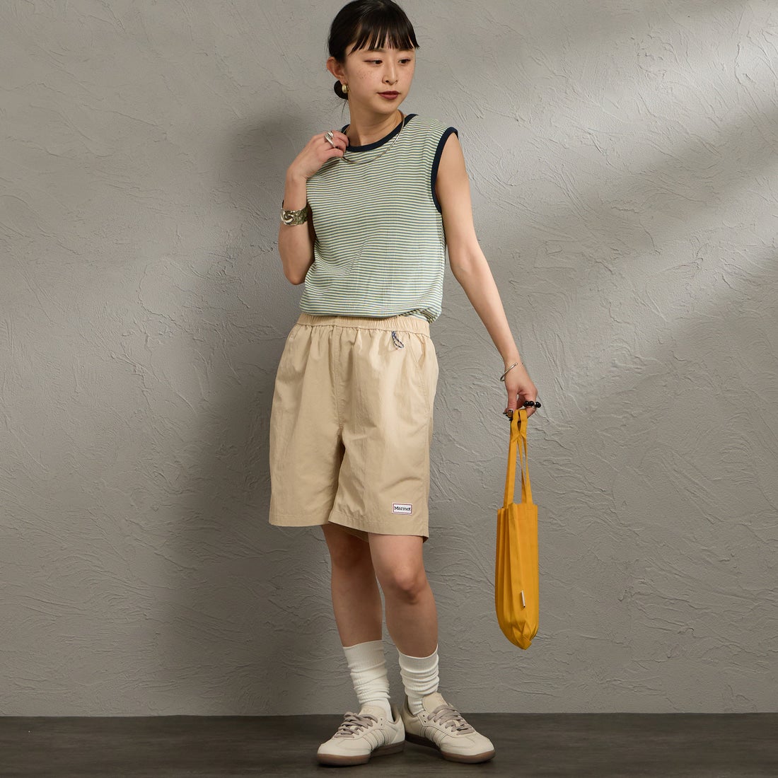 Marmot [マーモット] 別注 ワンポイントワッペンロゴ ユーティリティー ショートパンツ [MTSS26MHP341IN-JF] L.BEIGE &&モデル身長：150cm 着用サイズ：S&&