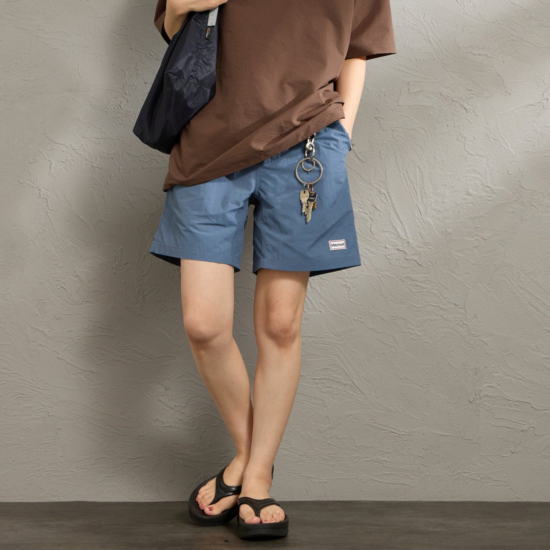 Marmot [マーモット] 別注 ワンポイントワッペンロゴ ユーティリティー ショートパンツ [MTSS26MHP341IN-JF] INDIGO &&モデル身長：160cm 着用サイズ：S&&