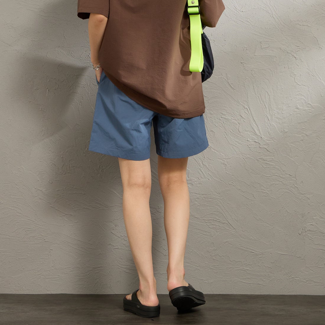 Marmot [マーモット] 別注 ワンポイントワッペンロゴ ユーティリティー ショートパンツ [MTSS26MHP341IN-JF] INDIGO &&モデル身長：160cm 着用サイズ：S&&