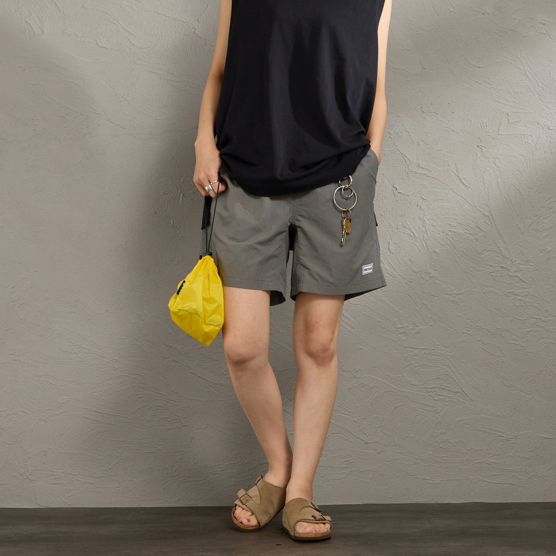 Marmot [マーモット] 別注 ワンポイントワッペンロゴ ユーティリティー ショートパンツ [MTSS26MHP341IN-JF] CHARCOAL &&モデル身長：160cm 着用サイズ：S&&