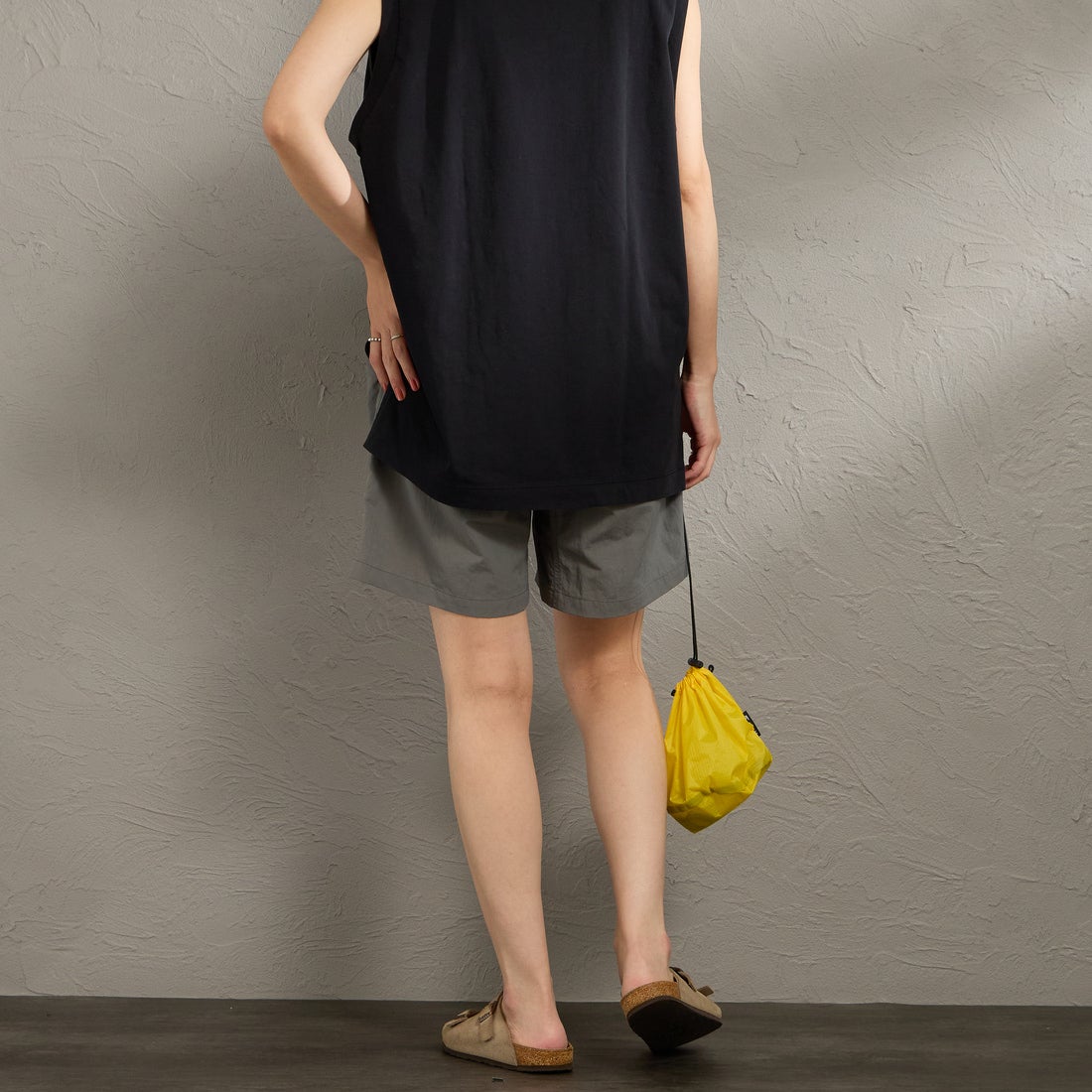 Marmot [マーモット] 別注 ワンポイントワッペンロゴ ユーティリティー ショートパンツ [MTSS26MHP341IN-JF] CHARCOAL &&モデル身長：160cm 着用サイズ：S&&