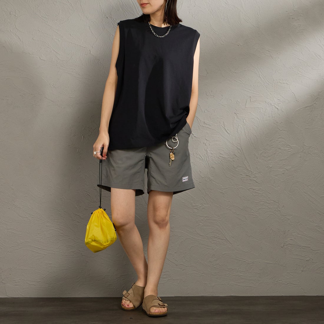 Marmot [マーモット] 別注 ワンポイントワッペンロゴ ユーティリティー ショートパンツ [MTSS26MHP341IN-JF] CHARCOAL &&モデル身長：160cm 着用サイズ：S&&