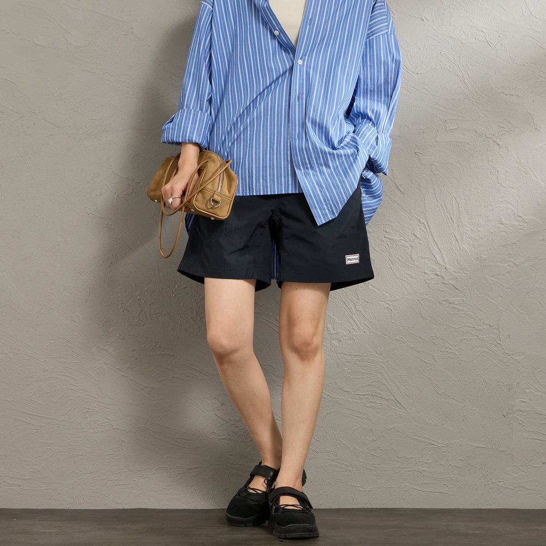 Marmot [マーモット] 別注 ワンポイントワッペンロゴ ユーティリティー ショートパンツ [MTSS26MHP341IN-JF] BLACK &&モデル身長：160cm 着用サイズ：S&&