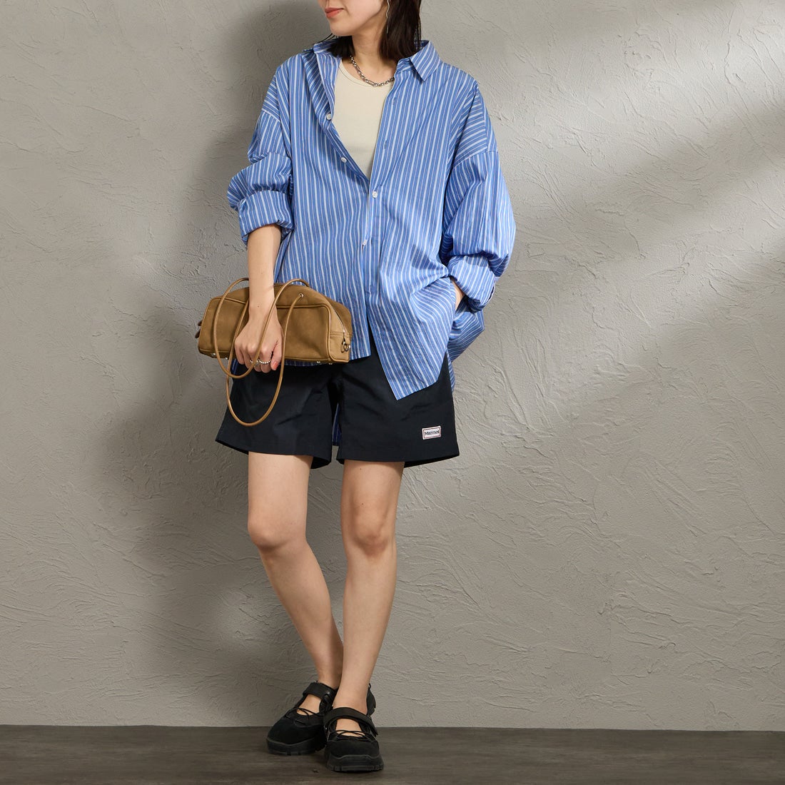 Marmot [マーモット] 別注 ワンポイントワッペンロゴ ユーティリティー ショートパンツ [MTSS26MHP341IN-JF] BLACK &&モデル身長：160cm 着用サイズ：S&&