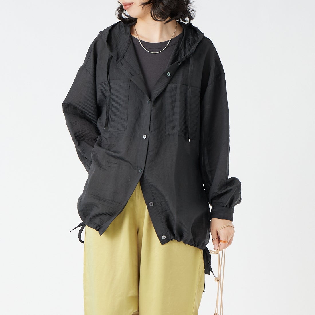 Maison de L'allure [メゾン ドゥ ラリュール] シアーストライプ フード付きシャツアウター [M25112008] 09 BLACK &&モデル身長：162cm 着用サイズ：F&&