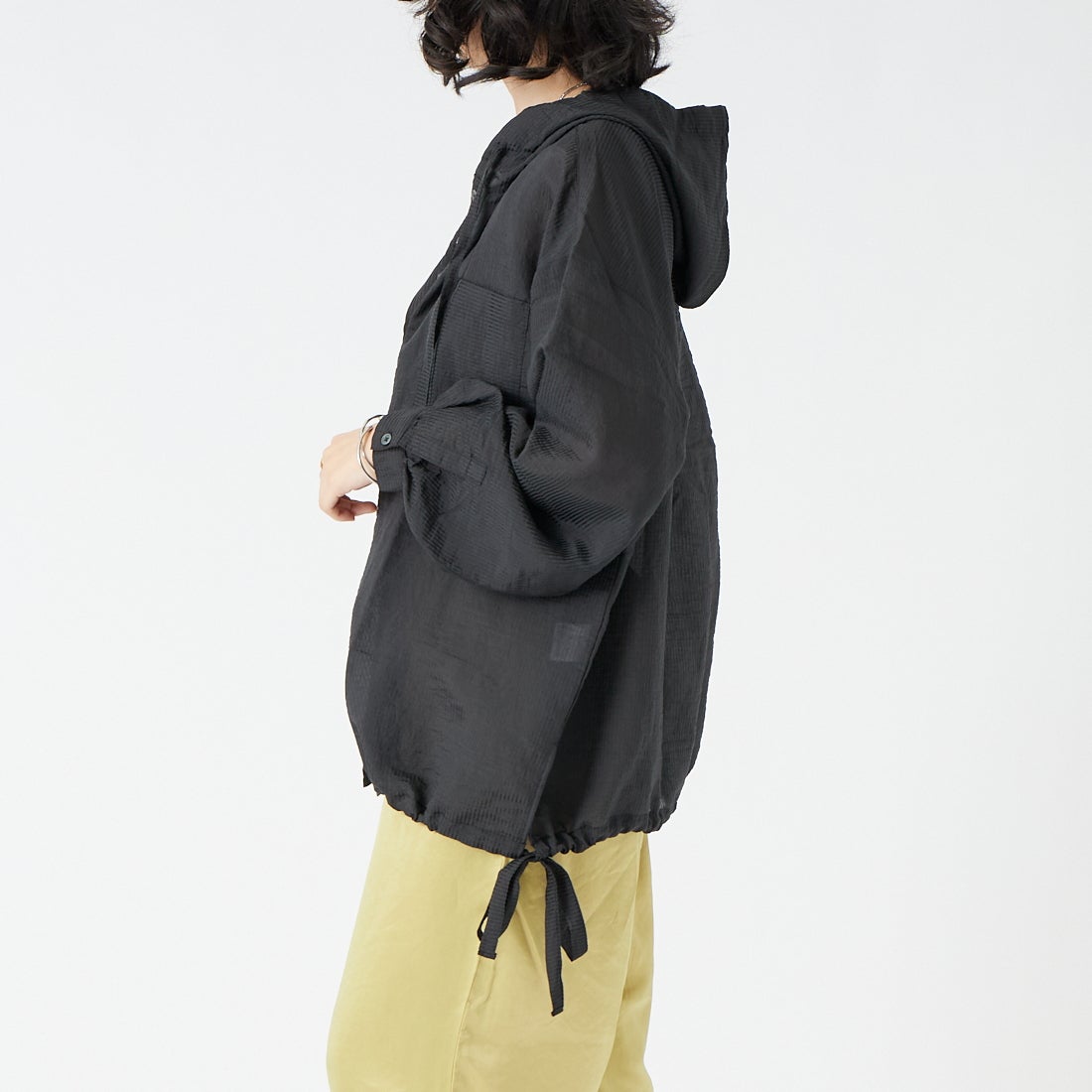 Maison de L'allure [メゾン ドゥ ラリュール] シアーストライプ フード付きシャツアウター [M25112008] 09 BLACK &&モデル身長：162cm 着用サイズ：F&&