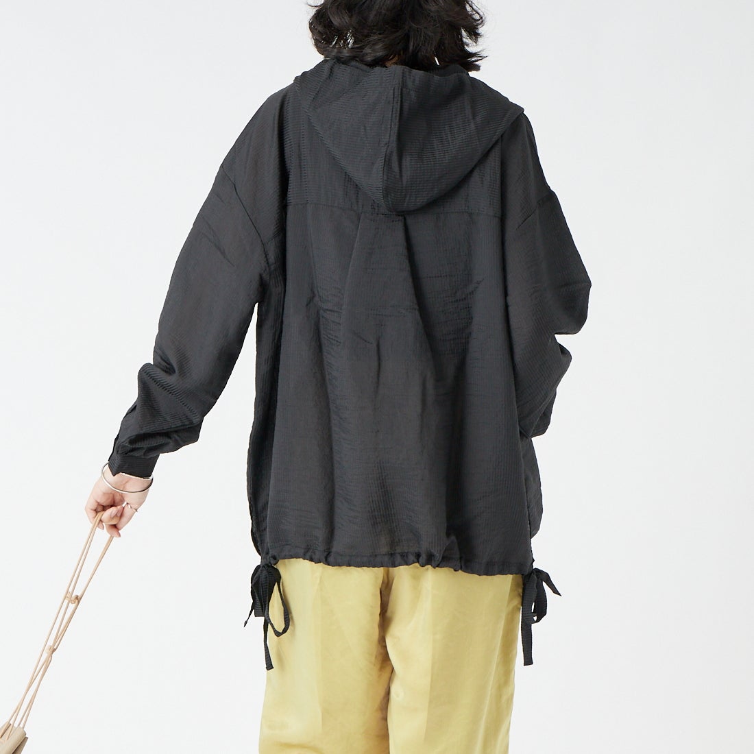 Maison de L'allure [メゾン ドゥ ラリュール] シアーストライプ フード付きシャツアウター [M25112008] 09 BLACK &&モデル身長：162cm 着用サイズ：F&&