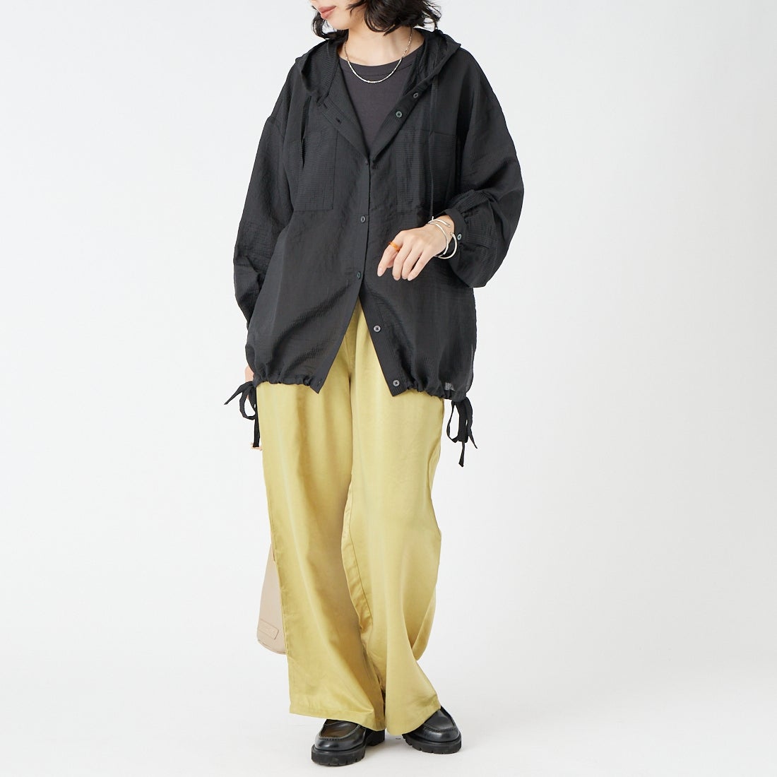 Maison de L'allure [メゾン ドゥ ラリュール] シアーストライプ フード付きシャツアウター [M25112008] 09 BLACK &&モデル身長：162cm 着用サイズ：F&&