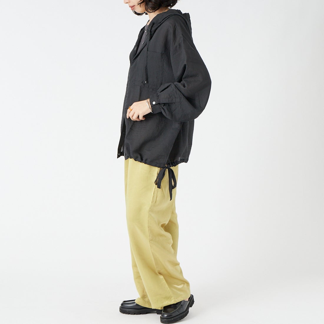 Maison de L'allure [メゾン ドゥ ラリュール] シアーストライプ フード付きシャツアウター [M25112008] 09 BLACK &&モデル身長：162cm 着用サイズ：F&&