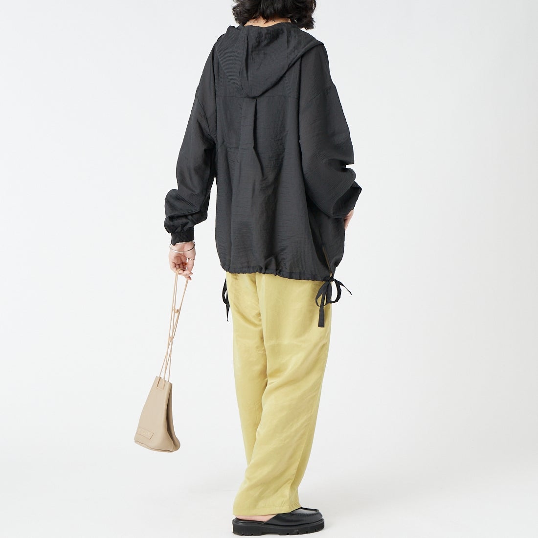 Maison de L'allure [メゾン ドゥ ラリュール] シアーストライプ フード付きシャツアウター [M25112008] 09 BLACK &&モデル身長：162cm 着用サイズ：F&&