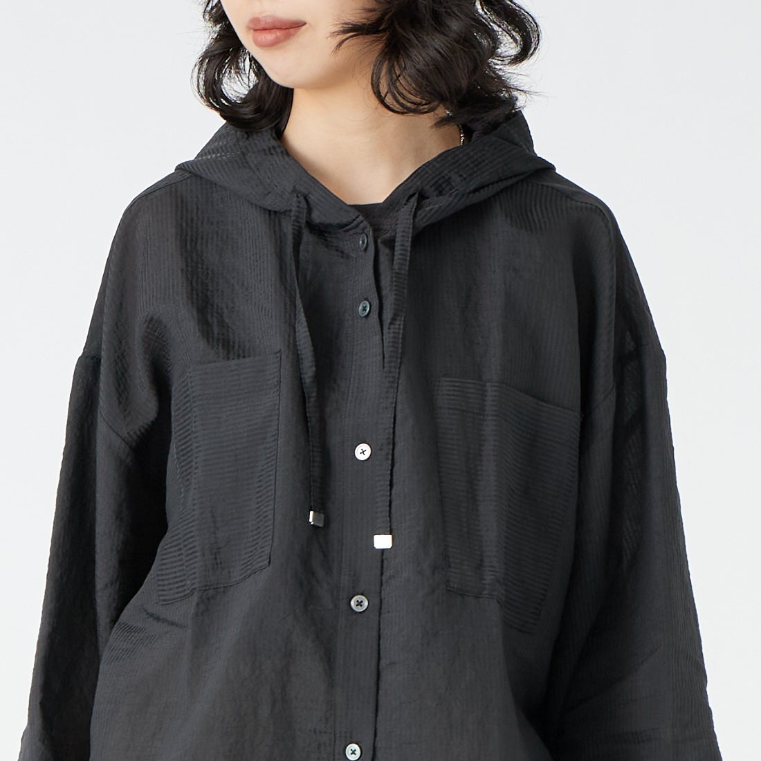 Maison de L'allure [メゾン ドゥ ラリュール] シアーストライプ フード付きシャツアウター [M25112008] 09 BLACK &&モデル身長：162cm 着用サイズ：F&&
