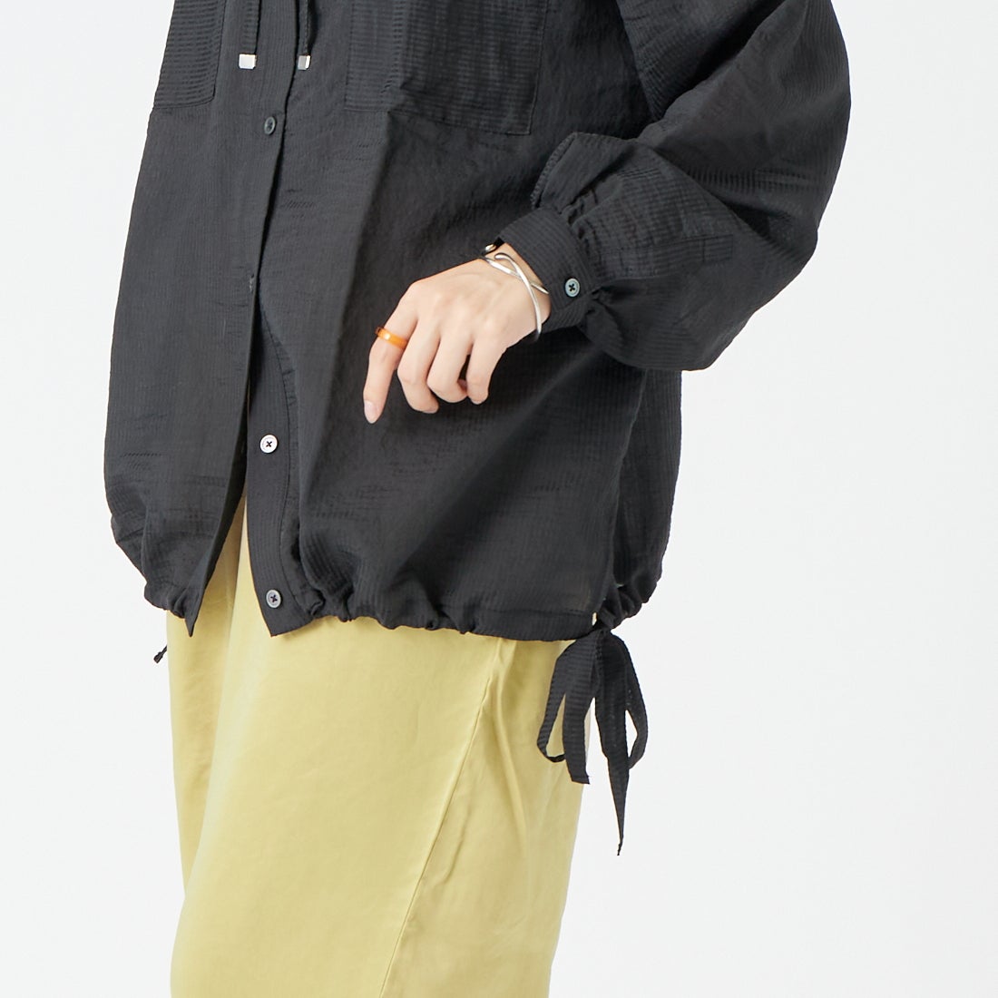 Maison de L'allure [メゾン ドゥ ラリュール] シアーストライプ フード付きシャツアウター [M25112008] 09 BLACK &&モデル身長：162cm 着用サイズ：F&&