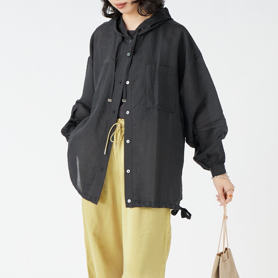 Maison de L'allure [メゾン ドゥ ラリュール] シアーストライプ フード付きシャツアウター [M25112008] 09 BLACK &&モデル身長：162cm 着用サイズ：F&&