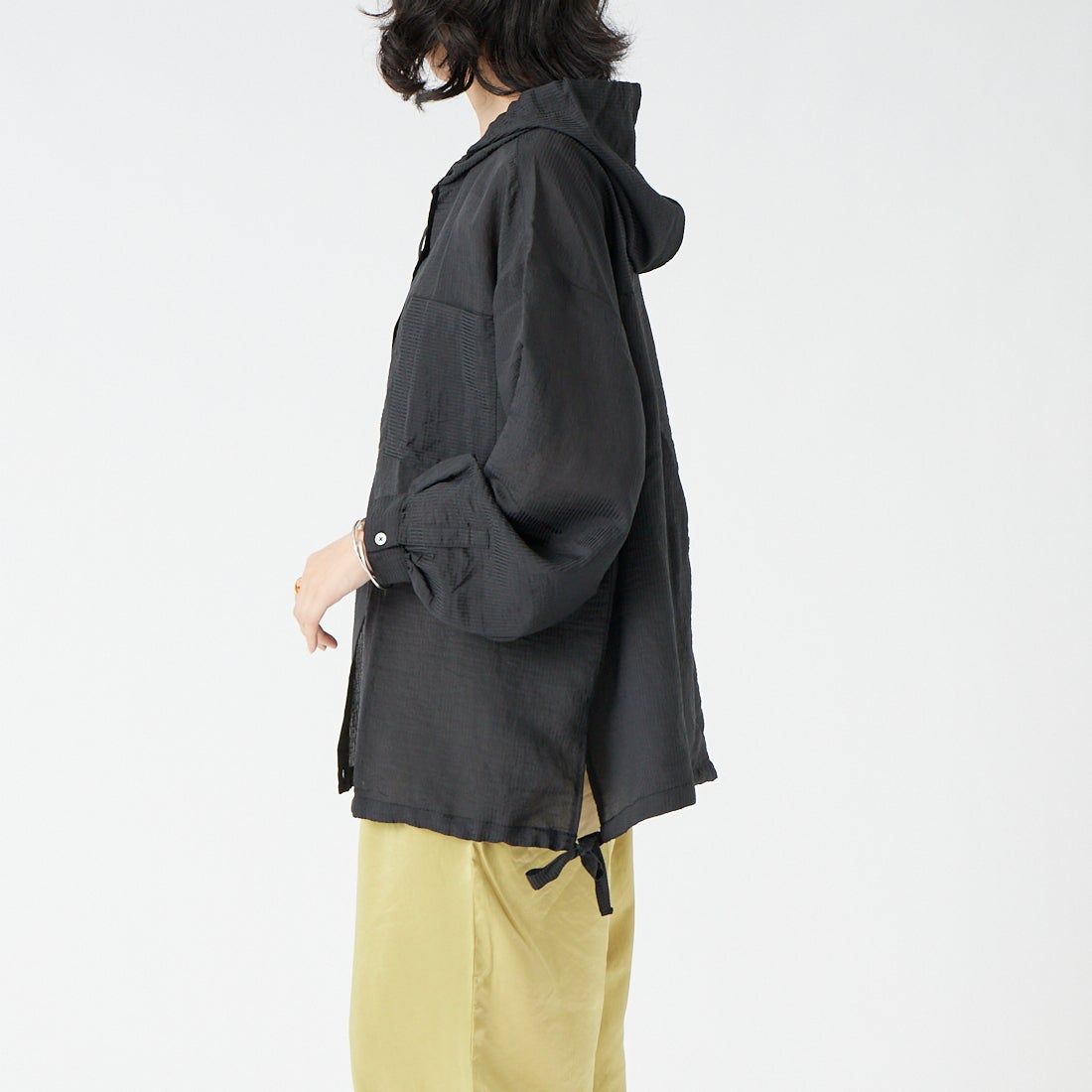 Maison de L'allure [メゾン ドゥ ラリュール] シアーストライプ フード付きシャツアウター [M25112008] 09 BLACK &&モデル身長：162cm 着用サイズ：F&&