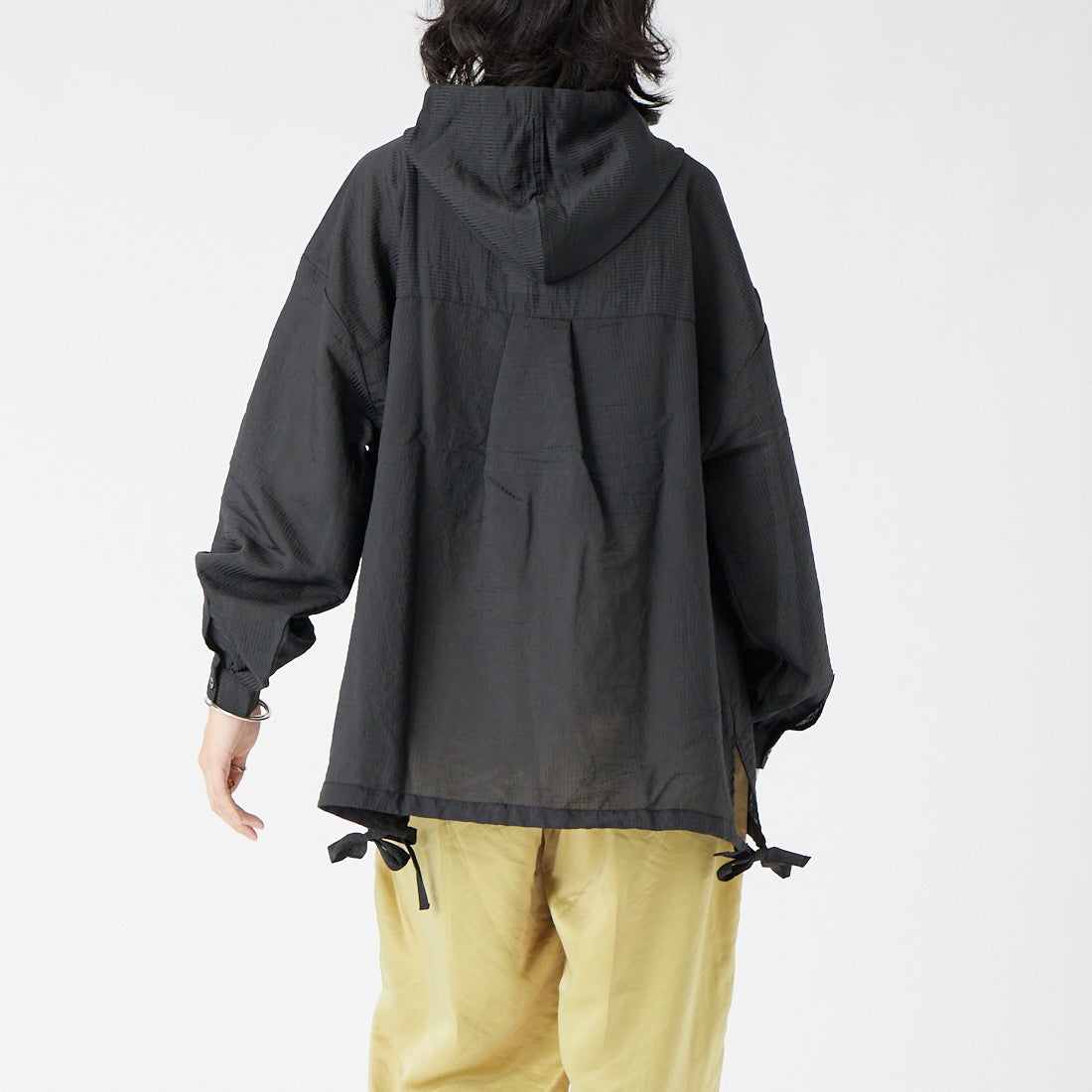 Maison de L'allure [メゾン ドゥ ラリュール] シアーストライプ フード付きシャツアウター [M25112008] 09 BLACK &&モデル身長：162cm 着用サイズ：F&&