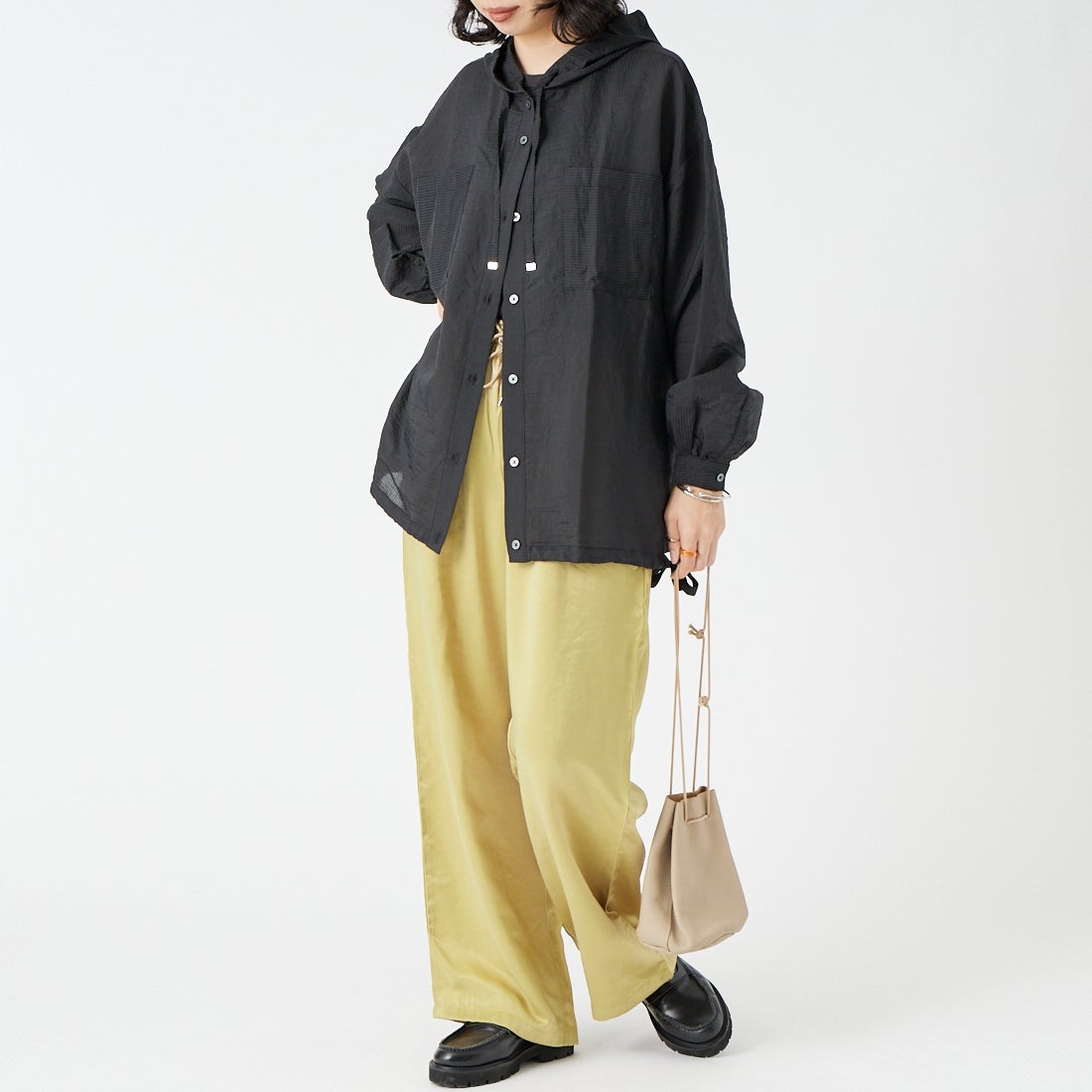 Maison de L'allure [メゾン ドゥ ラリュール] シアーストライプ フード付きシャツアウター [M25112008] 09 BLACK &&モデル身長：162cm 着用サイズ：F&&