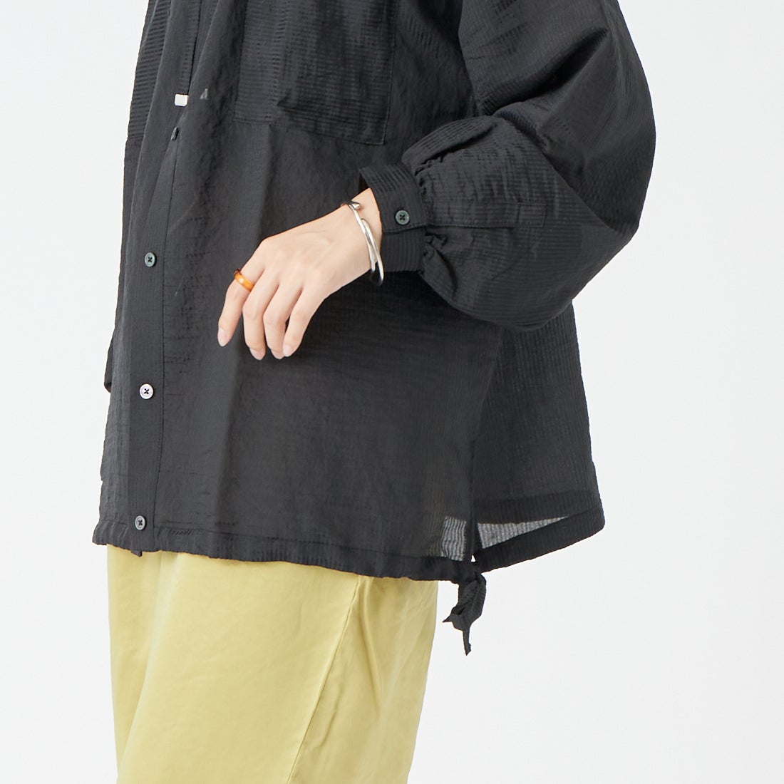Maison de L'allure [メゾン ドゥ ラリュール] シアーストライプ フード付きシャツアウター [M25112008] 09 BLACK &&モデル身長：162cm 着用サイズ：F&&