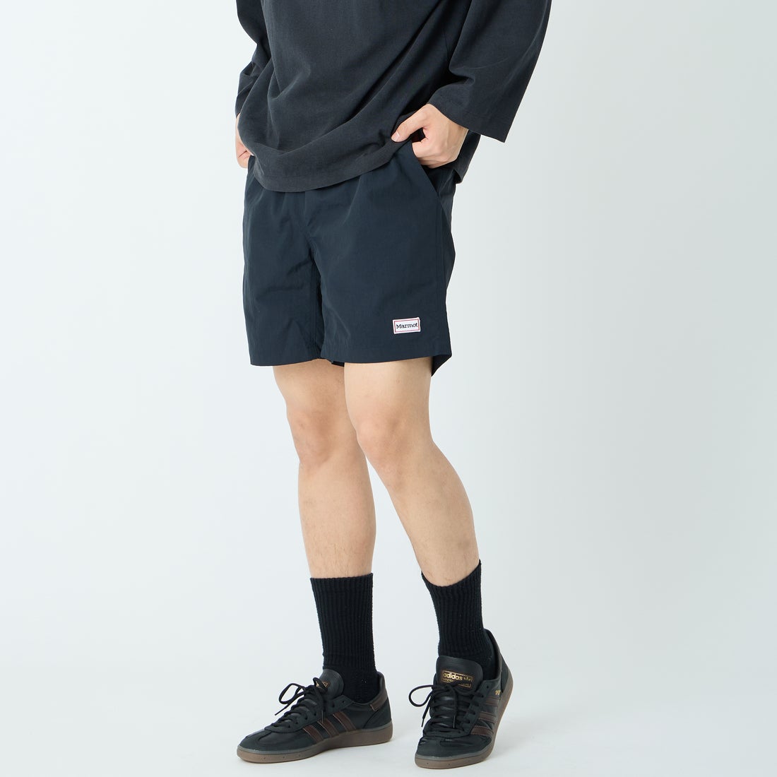 Marmot [マーモット] 別注 ワンポイントワッペンロゴ ユーティリティー ショートパンツ [MTSS26MHP341IN-JF] BLACK &&モデル身長：179cm 着用サイズ：L&&