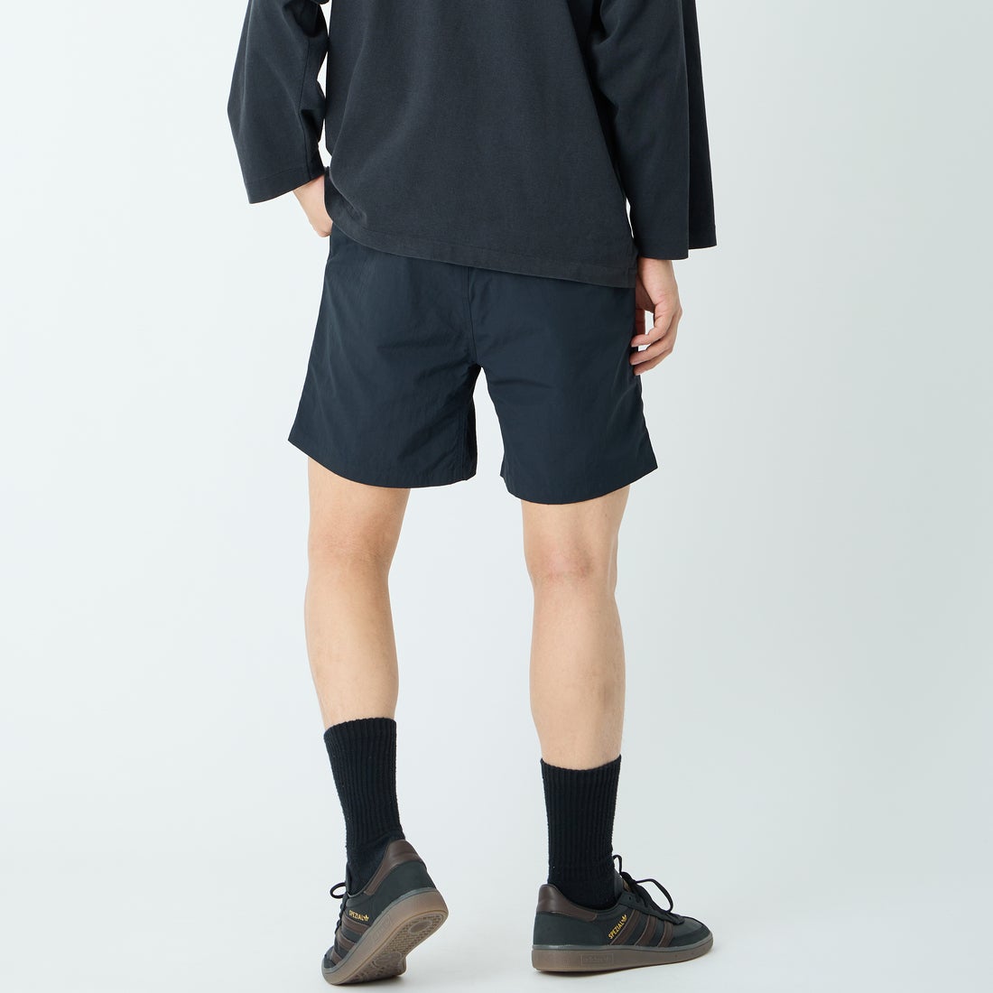 Marmot [マーモット] 別注 ワンポイントワッペンロゴ ユーティリティー ショートパンツ [MTSS26MHP341IN-JF] BLACK &&モデル身長：179cm 着用サイズ：L&&