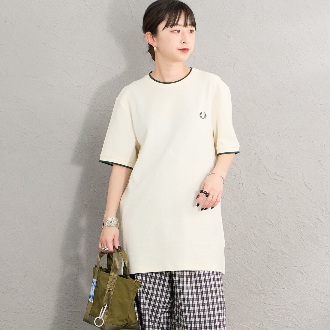 FRED PERRY [フレッドペリー] ワンポイントロゴ刺繍 ティップラインTシャツ [M2397] 560 ECRU &&モデル身長：150cm 着用サイズ：S&&
