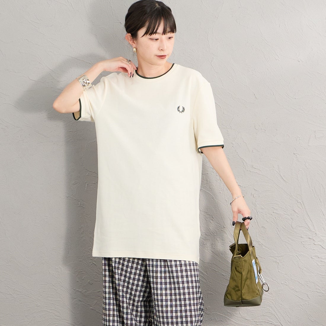 FRED PERRY [フレッドペリー] ワンポイントロゴ刺繍 ティップラインTシャツ [M2397] 560 ECRU &&モデル身長：150cm 着用サイズ：S&&