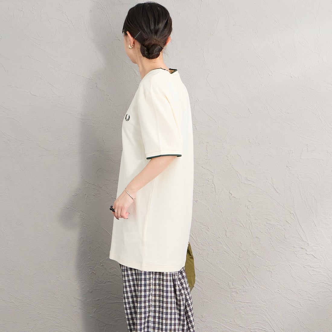 FRED PERRY [フレッドペリー] ワンポイントロゴ刺繍 ティップラインTシャツ [M2397] 560 ECRU &&モデル身長：150cm 着用サイズ：S&&