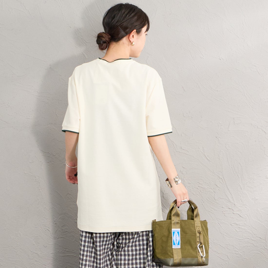 FRED PERRY [フレッドペリー] ワンポイントロゴ刺繍 ティップラインTシャツ [M2397] 560 ECRU &&モデル身長：150cm 着用サイズ：S&&
