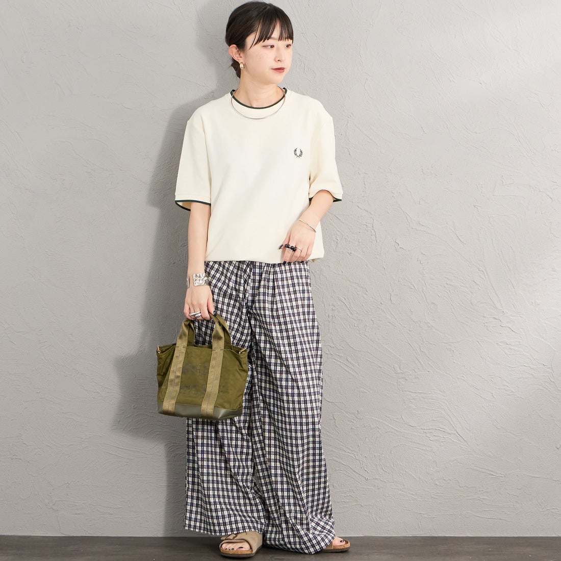 FRED PERRY [フレッドペリー] ワンポイントロゴ刺繍 ティップラインTシャツ [M2397] 560 ECRU &&モデル身長：150cm 着用サイズ：S&&