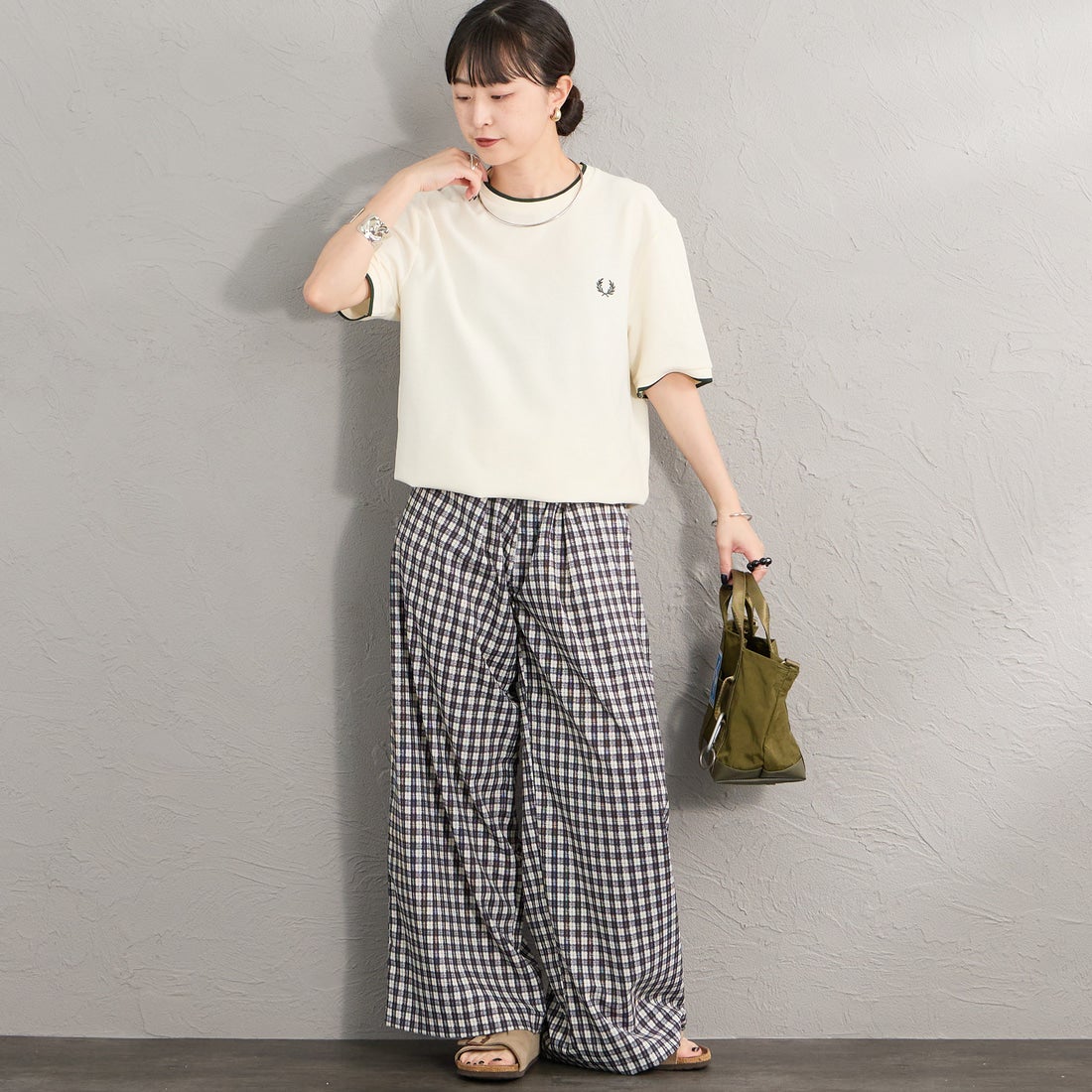 FRED PERRY [フレッドペリー] ワンポイントロゴ刺繍 ティップラインTシャツ [M2397] 560 ECRU &&モデル身長：150cm 着用サイズ：S&&