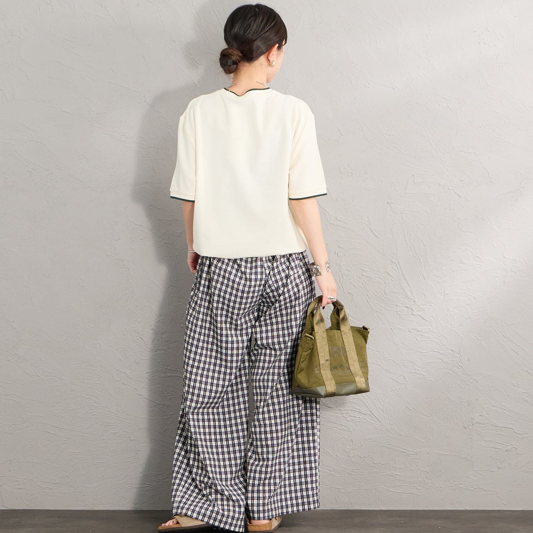 FRED PERRY [フレッドペリー] ワンポイントロゴ刺繍 ティップラインTシャツ [M2397] 560 ECRU &&モデル身長：150cm 着用サイズ：S&&
