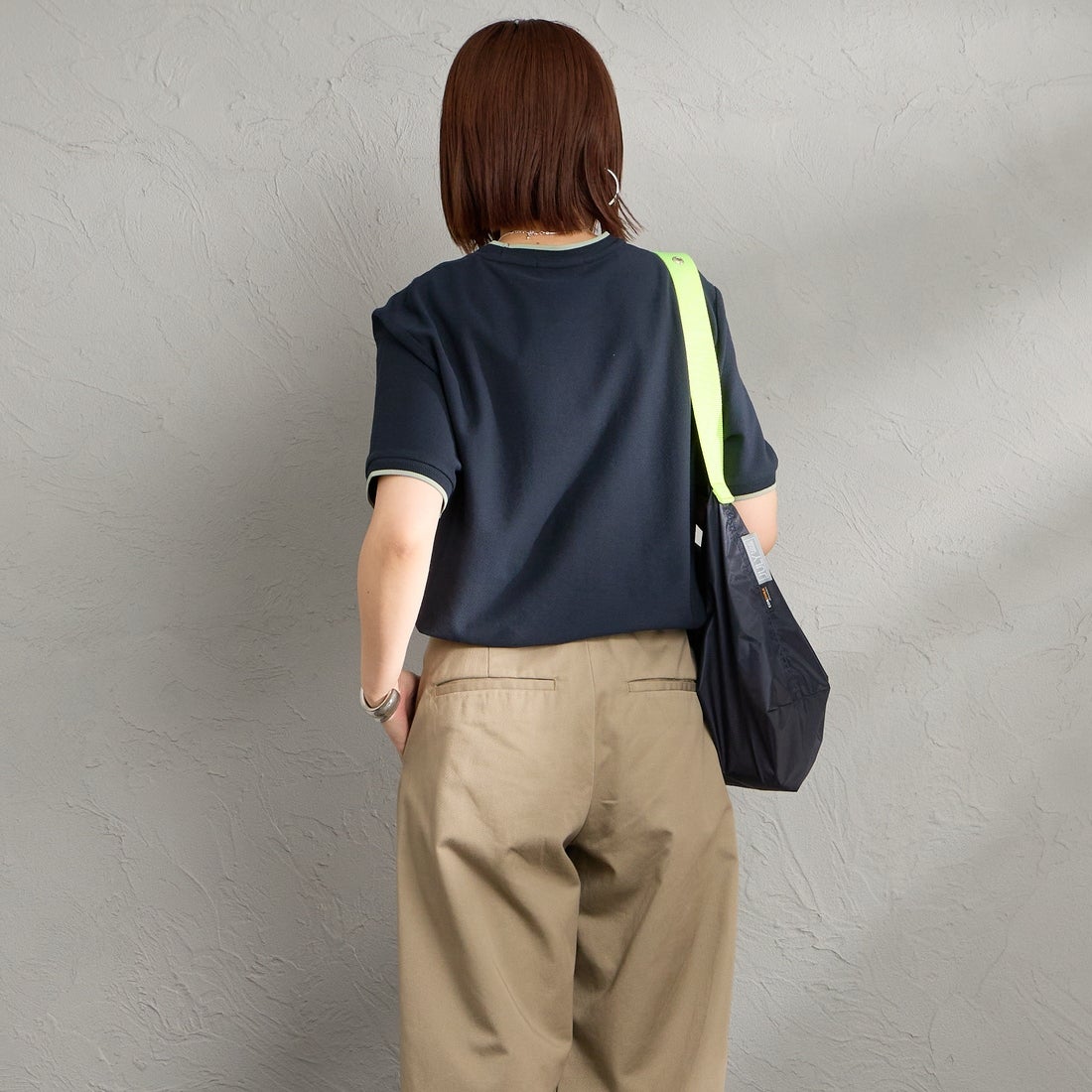 FRED PERRY [フレッドペリー] ワンポイントロゴ刺繍 ティップラインTシャツ [M2397] 608 NAVY &&モデル身長：159cm 着用サイズ：S&&