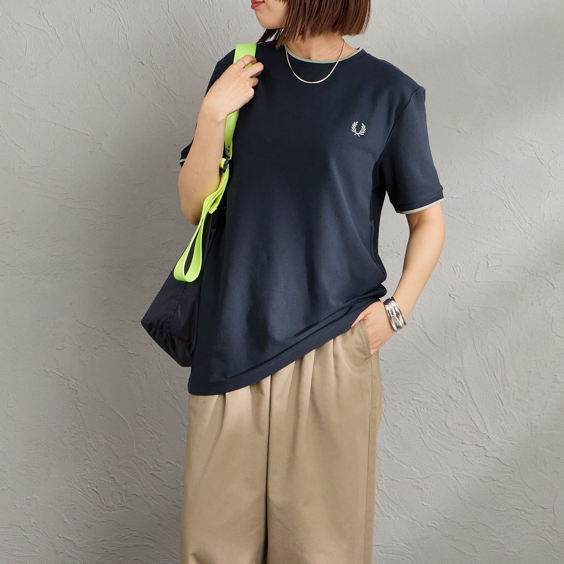FRED PERRY [フレッドペリー] ワンポイントロゴ刺繍 ティップラインTシャツ [M2397] 608 NAVY &&モデル身長：159cm 着用サイズ：S&&