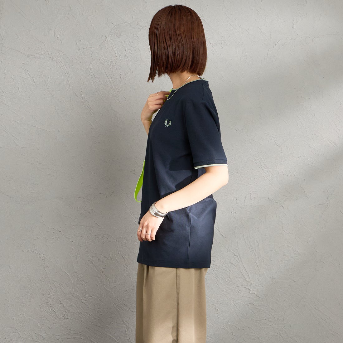 FRED PERRY [フレッドペリー] ワンポイントロゴ刺繍 ティップラインTシャツ [M2397] 608 NAVY &&モデル身長：159cm 着用サイズ：S&&