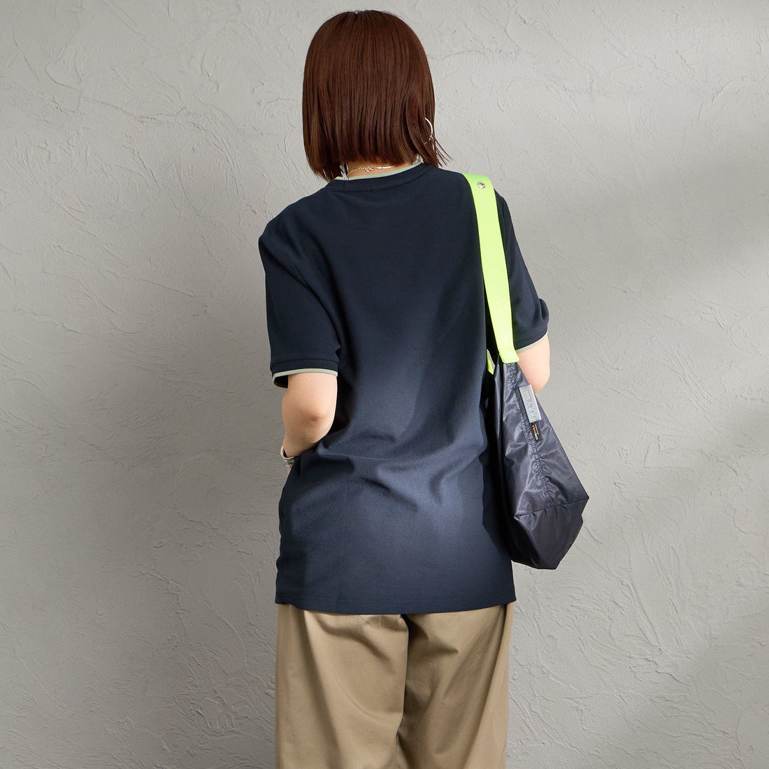 FRED PERRY [フレッドペリー] ワンポイントロゴ刺繍 ティップラインTシャツ [M2397] 608 NAVY &&モデル身長：159cm 着用サイズ：S&&